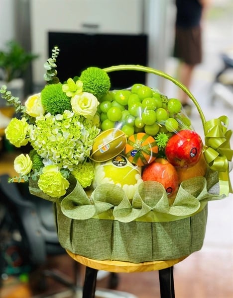 Giỏ trái cây kèm hoa tươi tiêu chuẩn KF449